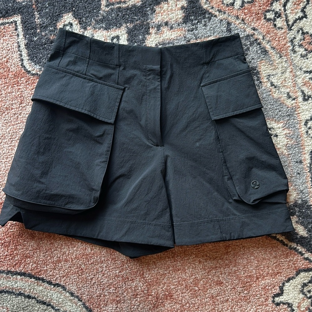 Lululemon Relaxed Fit super high rise cargo short